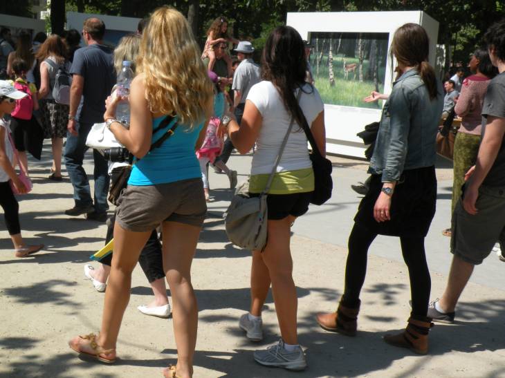  filles, jambes et bras nus